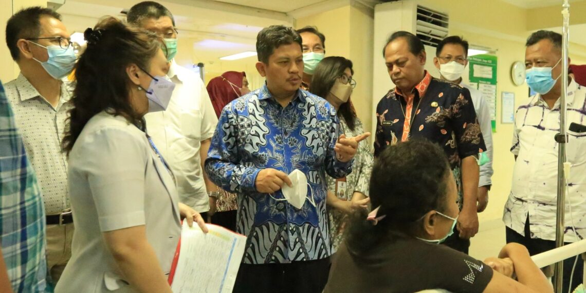 Dirut BPJS Kesehatan Ali Ghufron Mukti didampingi Direktur RSUD Soewandhie Billy Daniel Mesakh pastikan peserta JKN di Kota Surabaya dapat dilayani dengan baik di RSUD Soewandhie Surabaya. (ist)