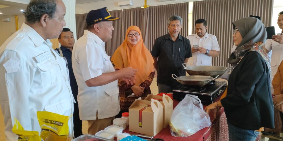 Anggota DPR RI Endro Hermono melihat produk hasil olahan ikan.