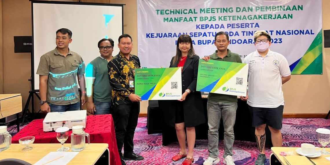 Ketua Panitia Kejuarnas Sepatu Roda Piala Bupati Sidoarjo 2023, Doni Eko Setiawan (kiri) saat technical meeting sekaligus penyerahan simbolis kartu kepesertaan BPJS Ketenagakerjaan kepada atlet. (ist)