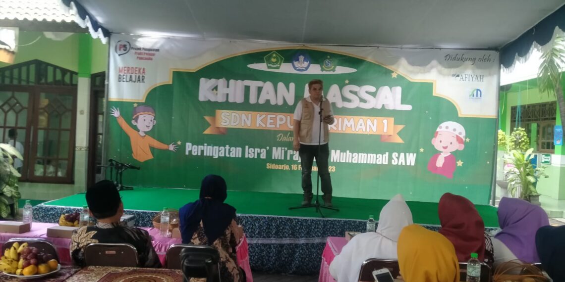 Anggota Komisi E DPRD Jatim dr.Benjamin Kristianto , Mars saat Khitan Warga Tak Mampu