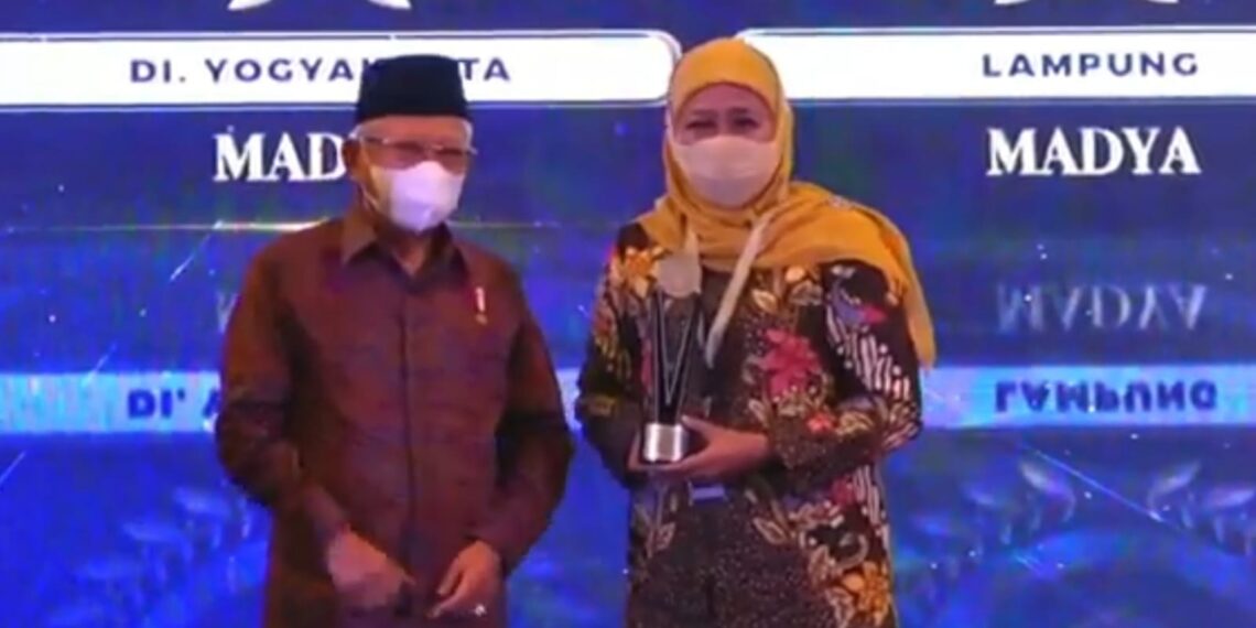 Pemprov Jatim Raih KPPU Award 2023 1 Wakil Presiden RI Ma’ruf Amin bersama Gubernur Jatim Khofifah Indar Parawansa. (ist)