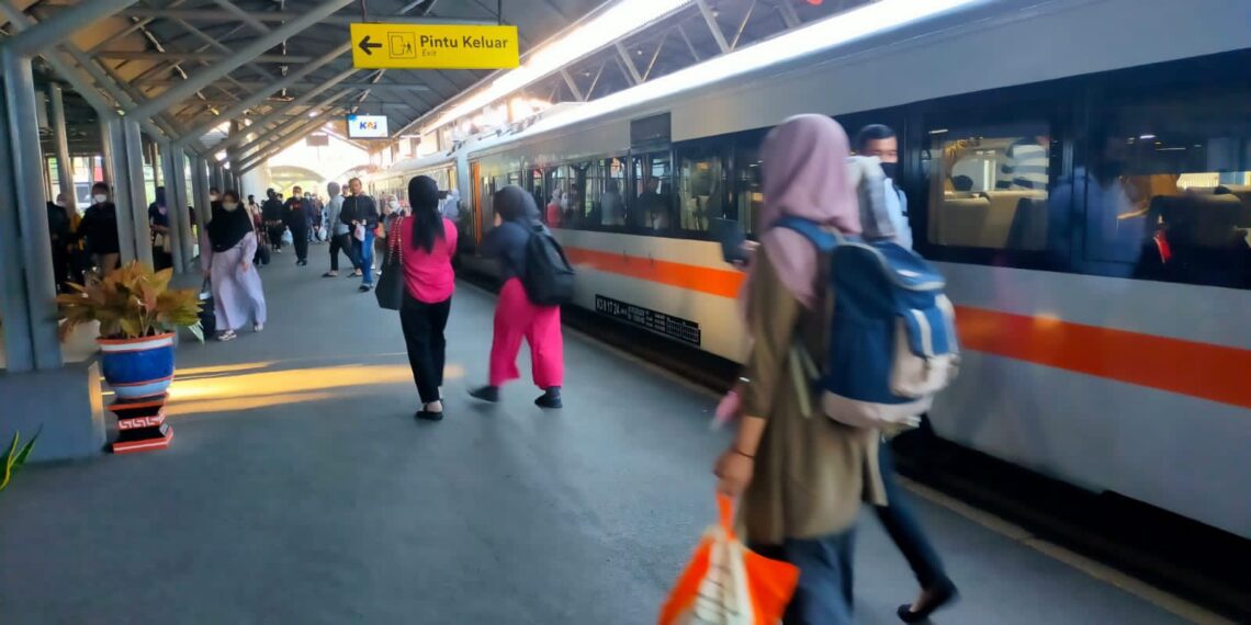 Tiket KA Lebaran Sudah Dapat Dipesan Mulai 26 Februari 1 Pemesanan tiket dapat dilakukan melalui aplikasi KAI Access, website kai.id, serta seluruh channel resmi penjualan tiket KAI lainnya. (ist)