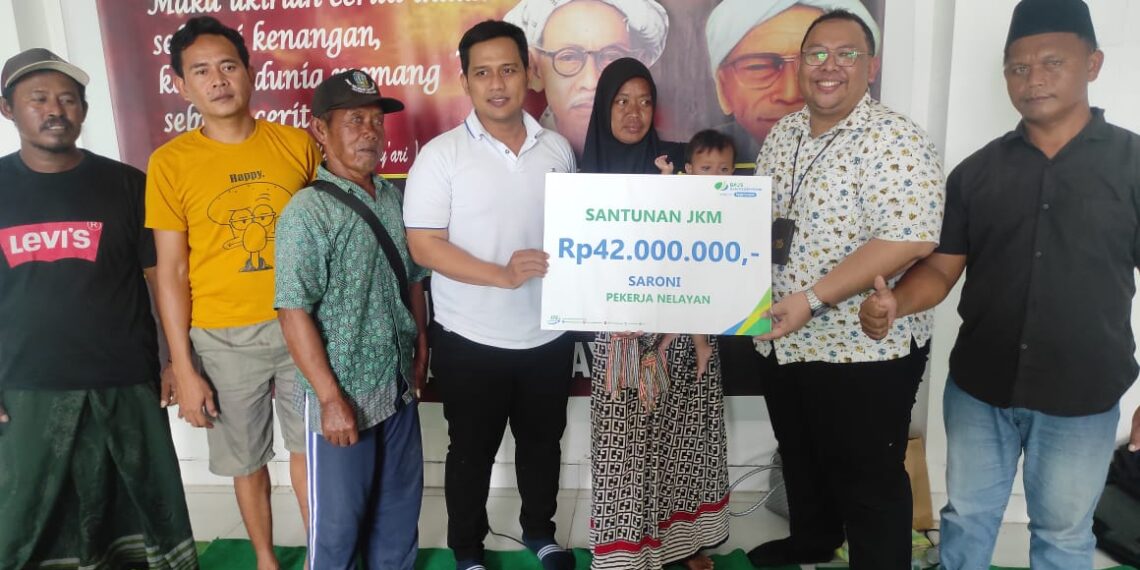 Penyerahan santunan manfaat program JKM dari BPJS Ketenagakerjaan Surabaya Karimunjawa kepada Dawiyah ahli waris pekerja atas nama almarhumah Saroni yang berprofesi sebagai nelayan, Jumat (17/2/2023). (ist)