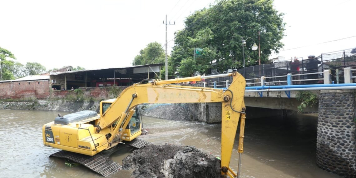 Alat berat saat melakukan pengerukan sungai Kali Lo