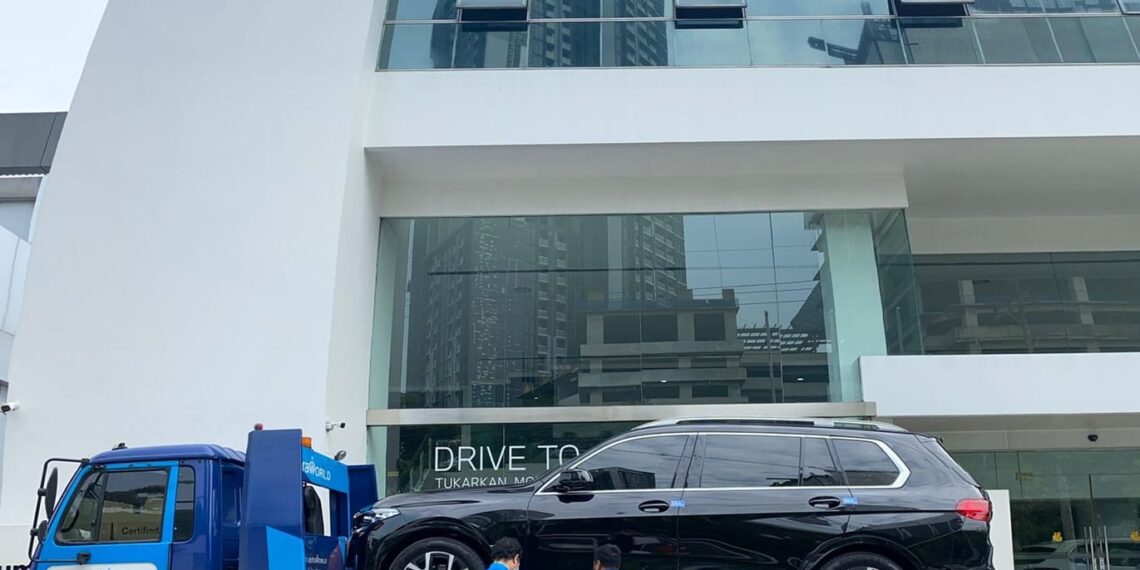 Dampak Hujan Deras Guyur Surabaya, BMW Astra Siapkan Armada Jemput Kendaraan Terkena Banjir 1 BMW Astra menyediakan layanan jemput untuk semua mobil BMW yang terdampak banjir untuk diperiksa maupun diperbaiki. (ist)