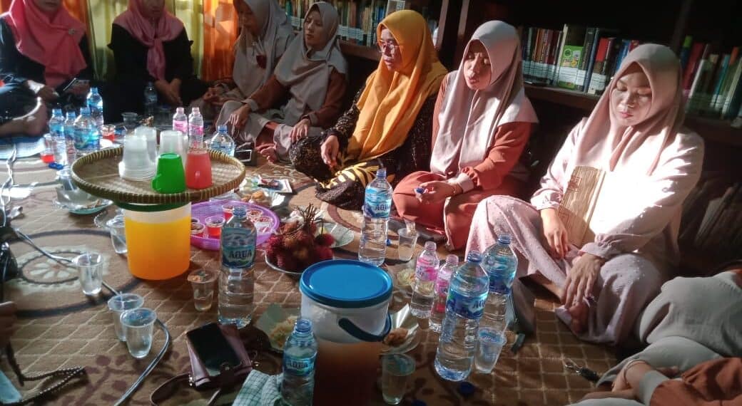 ibu-ibu anggota Majlis Taklim Al Usroh lagi pertemuan tiap bulan