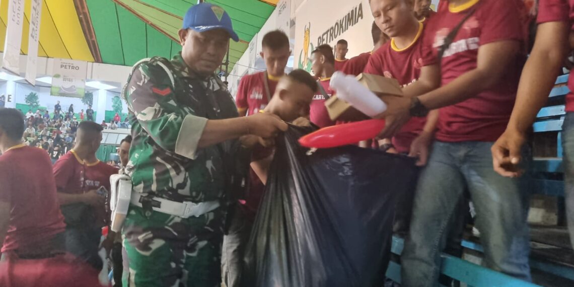 Suporter Jakarta BIN Bersihkan Sampah Usai Pertandingan Proliga 2023 1 Aksi suporter Jakarta BIN bersih-bersih sampah usai pertandingan Jakarta BIN vs Jakarta Pertamina Fastron