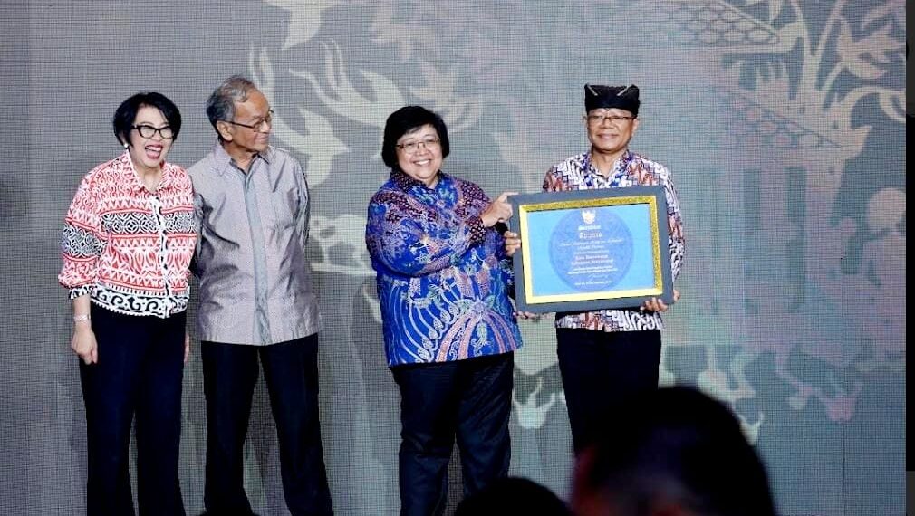 Dwiyanto saat menerima sertifikat Adipura dari Menteri LHK Siti Nurbaya