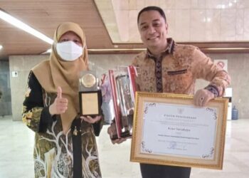 Wali Kota Surabaya Eri Cahyadi bersama Reni Astuti sumringah usai menerima penghargaan Adipura Kencana ke-7 kalinya, Selasa (28/2/2023) di Jakarta. (ist)