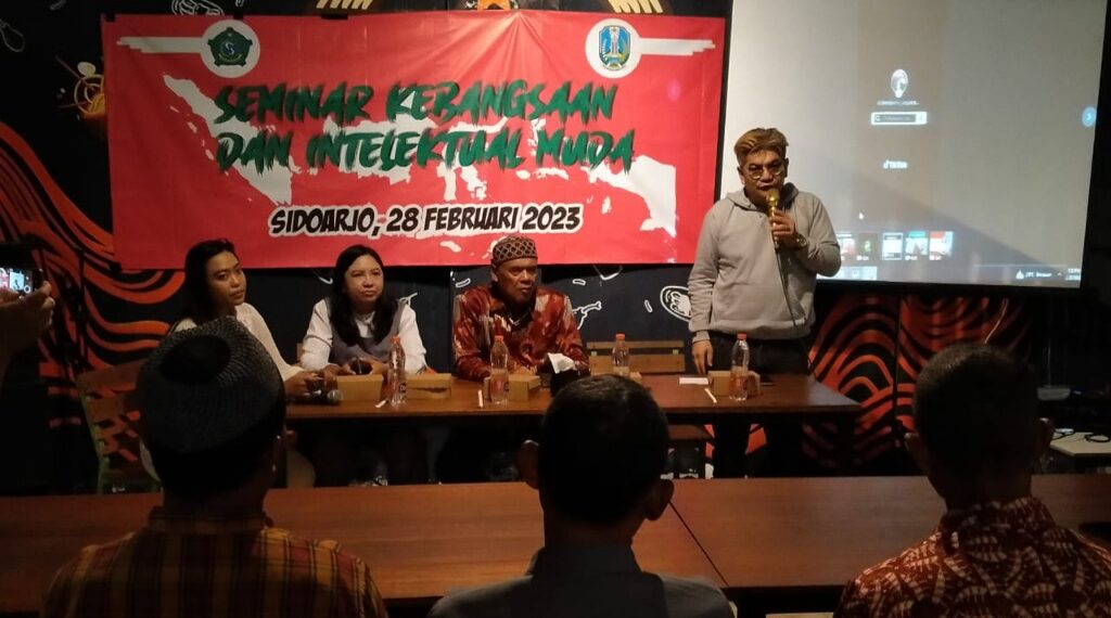 Anggota DPRD Jatim dr .Benjamin Krslistianto Mars Saat gelar seminar