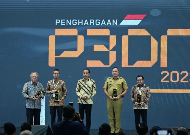 Direktur Utama SIG, Donny Arsal (paling kanan) bersama Presiden RI, Joko Widodo dan para penerima Penghargaan P3DN Tahun 2023 di Istora Gelora Bung Karno, Jakarta, pada Rabu (15/3).