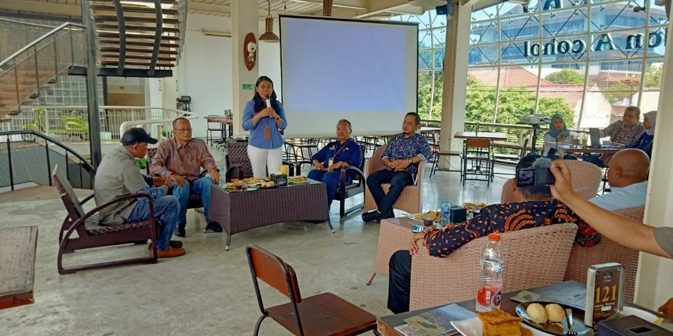 Kepala Dinas Kebudayaan Kota Yogyakarta Yetti Martanti saat memberikan penjelasan tata kelola wisata Malioboro didepan Anggota KWG dan DPRD Gresik