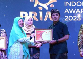 Ahmad Parno Saverillah (kanan) Corporate Communication SIG menerima piagam penghargaan PRIA 2023 kategori Terpopular di Media Cetak & Online 2022, sub kategori BUMN Tbk di acara The 8th PR INDONESIA Awards 2023 di Hotel Aston, Denpasar, Bali, (ist)