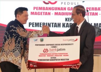 Bank Jatim saat berikan bantuan CSR kepada Pemkab Magetan