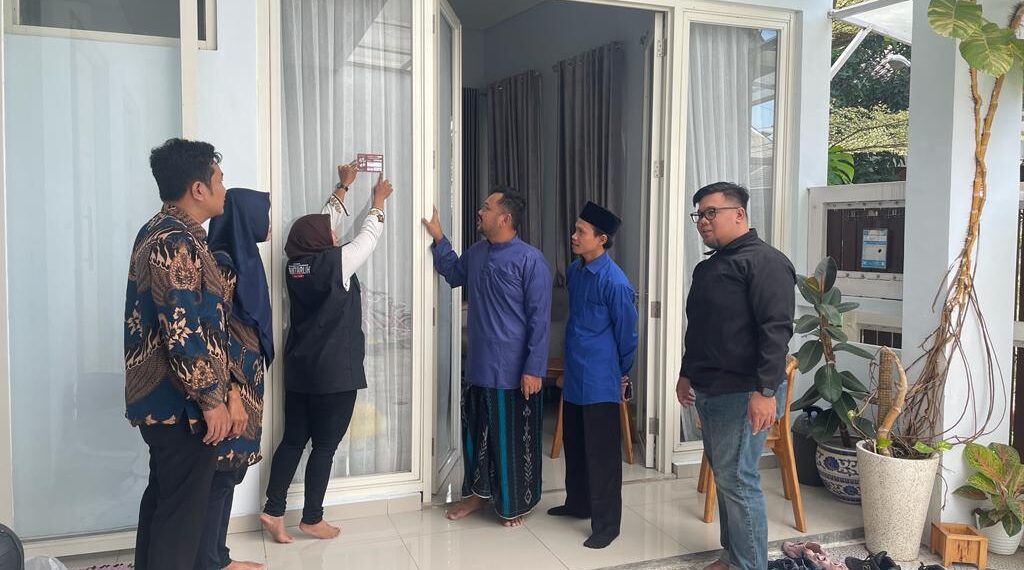 Bupati Gresik H Fandi Ahmad Yani menyaksikan rumahnya di tempeli sticker sudah dilakukan coklit