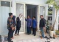 Bupati Gresik H Fandi Ahmad Yani menyaksikan rumahnya di tempeli sticker sudah dilakukan coklit