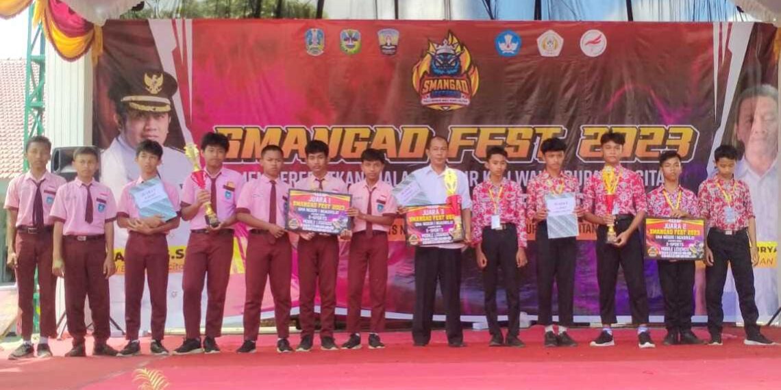 SMAN 1 Ngadirojo Pacitan Gelar Turnamen Esport MLBB Bagi Pelajar SMP 1 Teks foto : wakil dari SMP yang menjadi juara menerima hadiah ( ist)