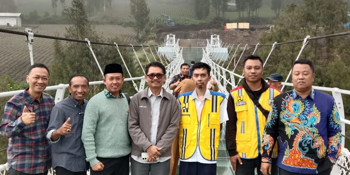 Pastikan Aman Wisatawan, Komisi D DPRD Jatim Turun Gunung Pantau Jembatan Kaca Bromo Probolinggo 1 Komisi D DPRD Jatim saat kunjungan kerja di Probolinggo