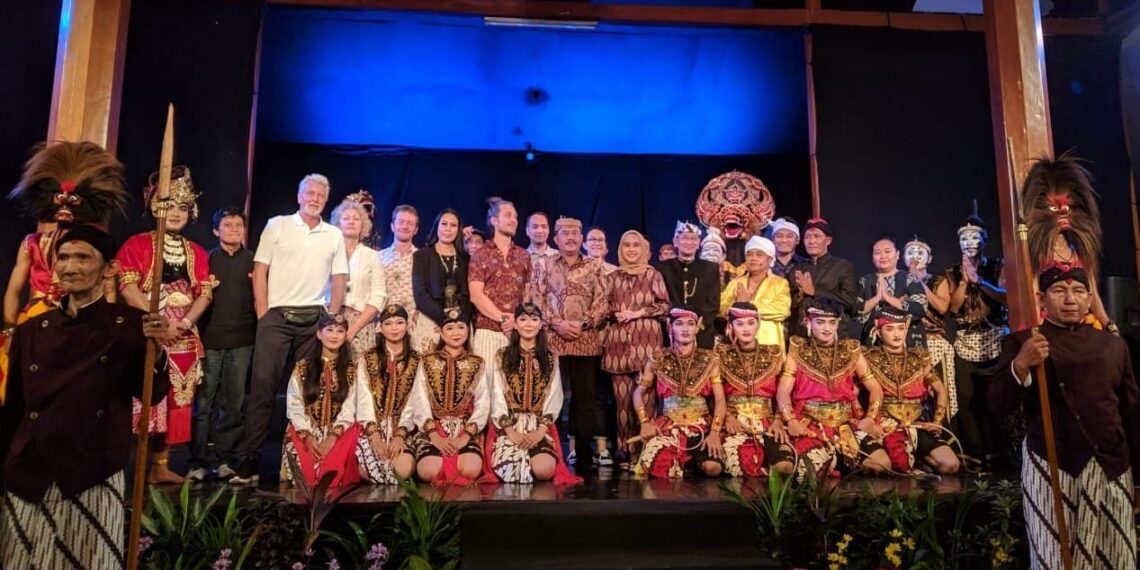 Pentaskan "Ngiket", Kolaborasi 6 Komunitas Seni Budaya Pukau Para Turis 1 Kepala UPT Taman Budaya Disbudpar Jatim Samad Widodo foto bersama penyaji para komunitas seni budaya dan para turis dari Jerman & Denmark di pendopo Taman Budaya, Kamis (16/3/2023) petang. (foto2: hari)