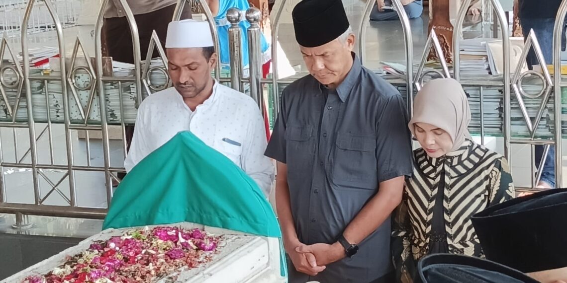 Ganjar di makam Malik Ibrahim