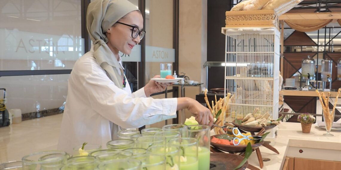 pengunjung menikmati sajian makanan di Aston Gresik