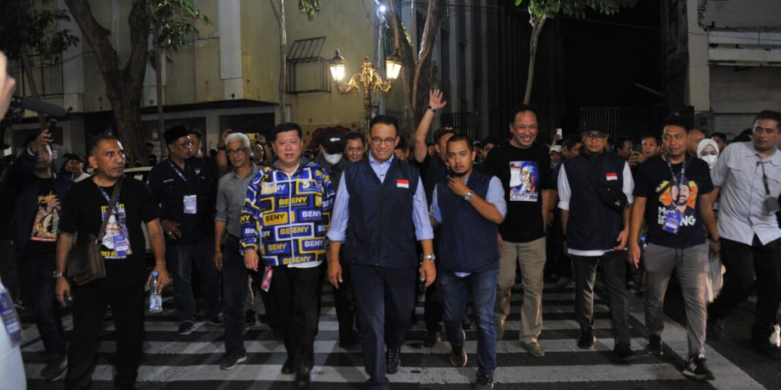 Anies Baswedan saat jalan jalan di Tunjungan