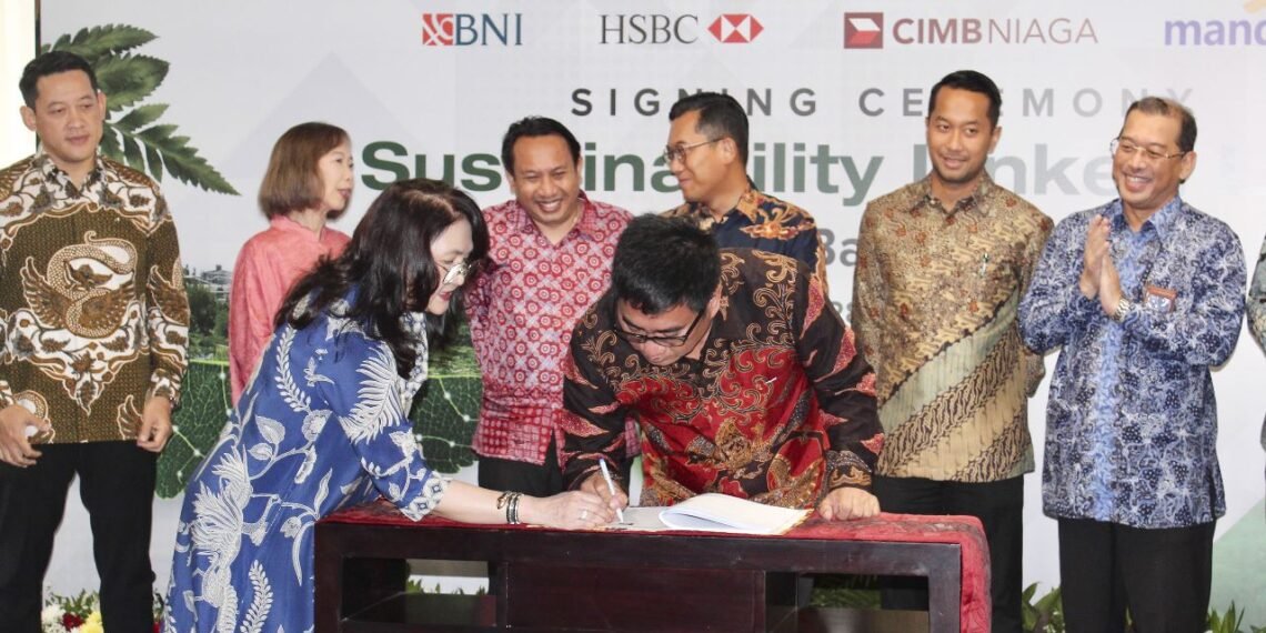 Direktur Utama PT Semen Baturaja Tbk Daconi Khotob menandatangani Perjanjian Kredit Sindikasi Sustainability Linked Loan (SLL) di Jakarta, Selasa (28/3/2023). (ist)