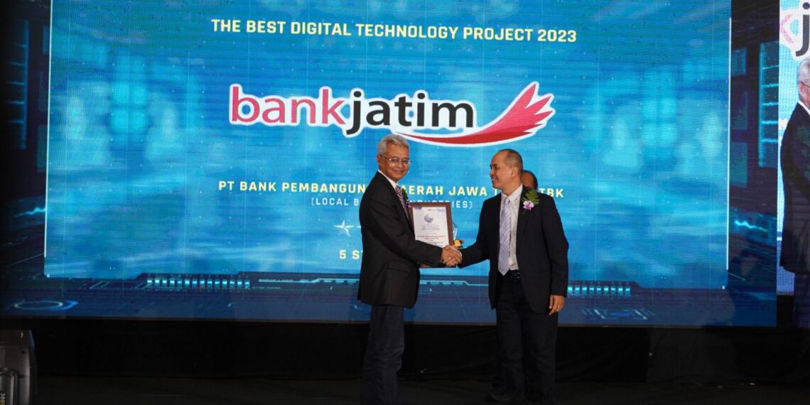 Lakukan Transformasi Digital Secara Masiv, Bank Jatim Raih Tiga Penghargaan Sekaligus 1 Lakukan Transformasi Digital Secara Masiv, Bank Jatim Raih Tiga Penghargaan Sekaligus 1