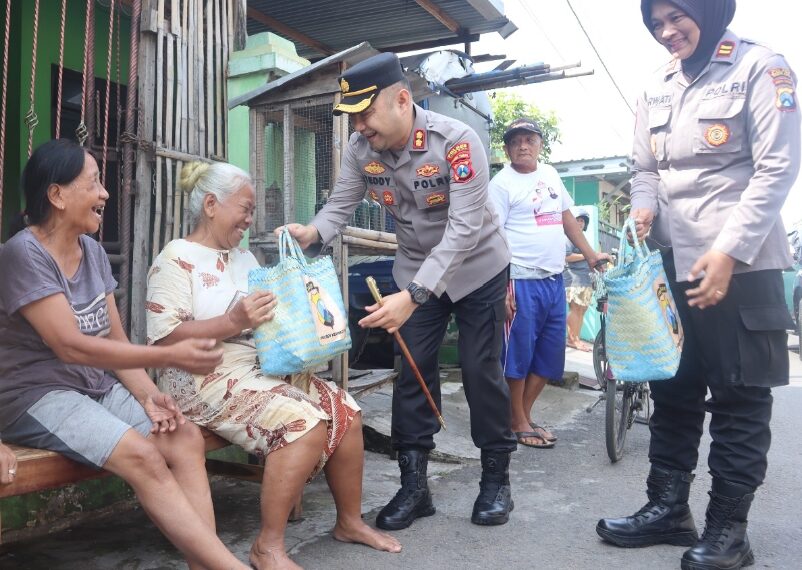 Sambangi Warganya, Polres Kediri Kota Bagikan Ratusan Paket Sembako 1 Kapolres Kediri kota,AKBP Teddy Chandra S.I.K,MSi,saat memberikan bingkisan sembako kepada masyarakat.