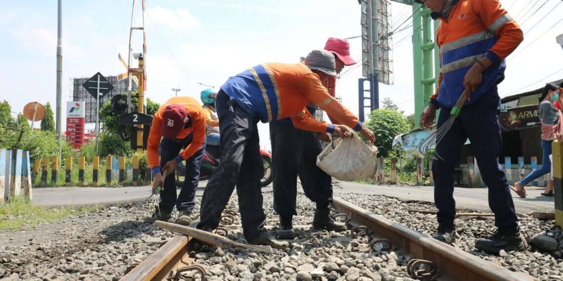 Pemeriksaan dan perawatan jalur KA ini dilakukan secara rutin dan sesuai program. (ist)