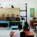Camat Kademangan Yudo Ismaryanto dan anggota Forkopimcan dan Kepala Desa Plumpungrejo menyaksikan pengumuman hasil ujian.