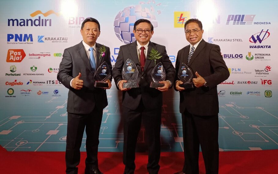 Direktur Petrokimia Gresik saat menerima penghargaan