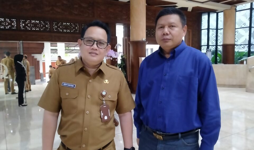 Sekda Prov Jatim Adhi Karyono bersama wakil Ketua Pansus LKPJ 2022 Hadi Dediyansah