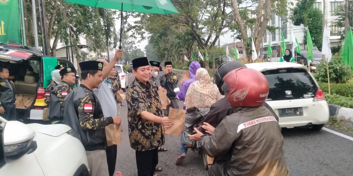 Ketua AMK PPP Jawa Timur H .Ahmad Silahuddin saat berbagi takjil di depan Kantor DPW PPP Jatim