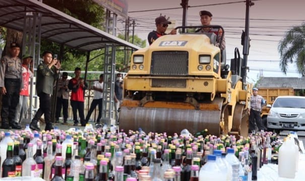 Apel Gelar Pasukan Operasi Ketupat Semeru 2023, Polresta Banyuwangi Musnahkan 1,56 Ton Miras dan Puluhan Knalpot Brong 1