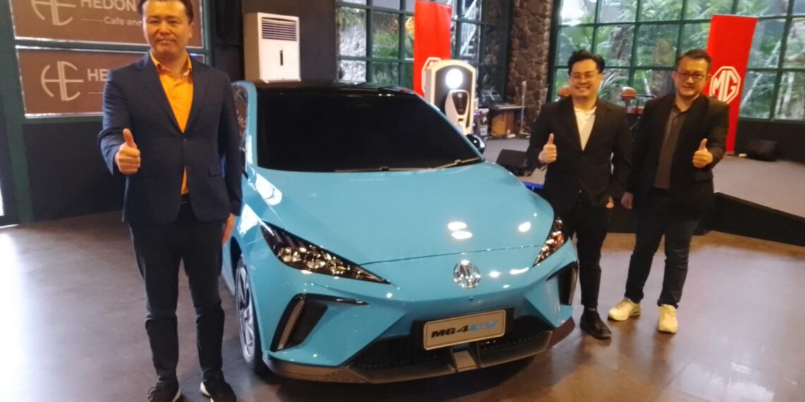 (kiri-kanan): Zhang Weiwei Vice Managing Director MG Motor Indonesia, Thomas Hariyanto GM Mimosa Group, Arief Syarifudin PR & Marketing Director MG Motor Indonesia. (foto: hari)