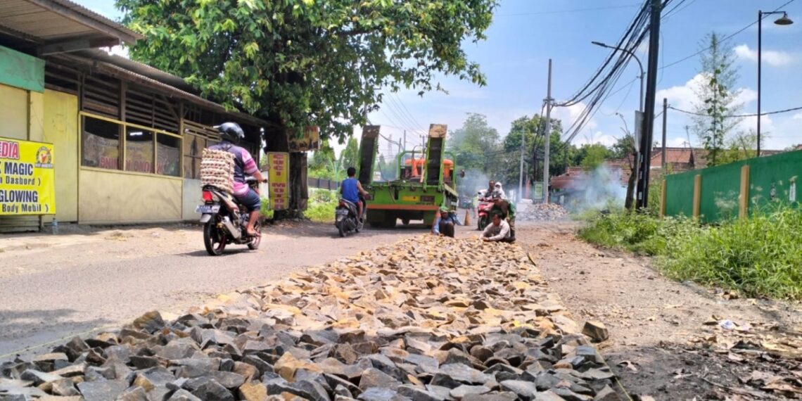 Petugas lapangan Dinas Bina Marga dan Kontruksi
sedang mengadakan pekerjaan jalan Poros Gununggangsir - Karangrejo Pasuruan.