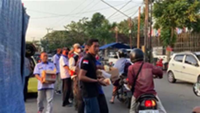 Tebar Berkah Ramadhan, AJT Bagikan Ratusan Takjil ke Pengguna Jalan