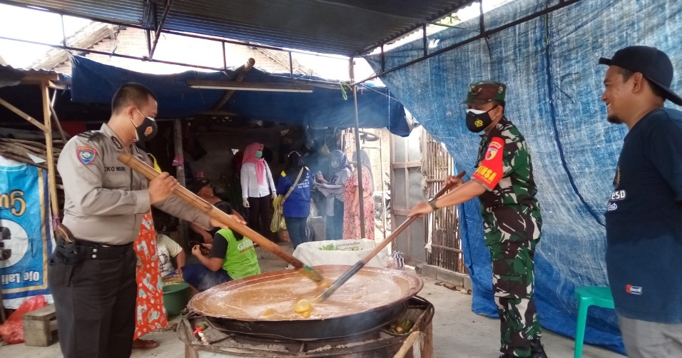 Bentuk Sinergitas dan Kepedulian, TNI-Polri Bantu Warga