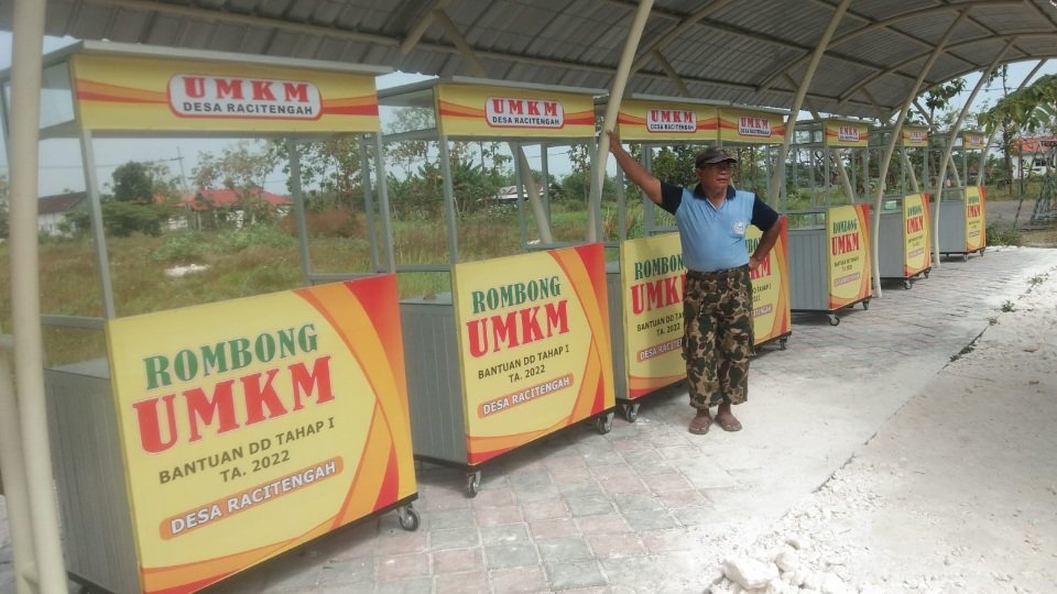 Manfaatkan TKD, Pemdes Racitengah Bangun Sarana Lapangan, Play Ground dan Central UMKM 1 Centra UMKM Desa Racitengah, Kecamatan Sidayu yang dibangun diatas lahan yang direncakan di bangun sarana lapangan multifungsi