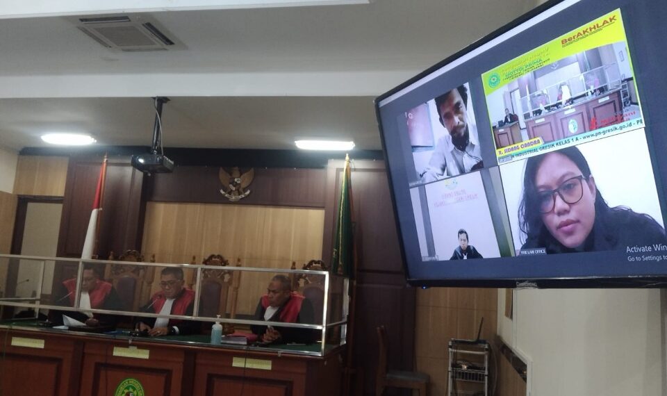 Terbukti Kemplang Pajak, Komisaris CV DKM di Vonis 2 Tahun Penjara 1 Terdakwa Sumarlan saat sidang vonis secara online di PN Gresik