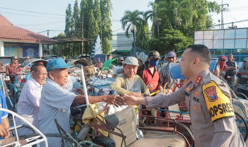 Kapolresta dan Kasatlantas Kediri Ajak Sarapan Bareng Abang Becak 1 Kapolresta Kediri, AKPB Teddy Chandra,S.I.K saat berbaur dengan tukang becak, Jum'at (26/05/2023)