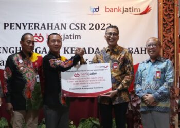 Pulau Kangean Kini Terang Benderang, Berkat CSR Bank Jatim Berupa Pemasangan PJU Solar Cell