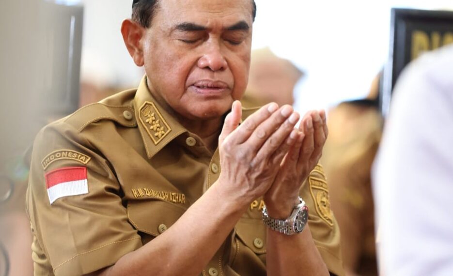 Bupati Tanah Bumbu Zairullah Azhar saat berdoa bersama anak yatim