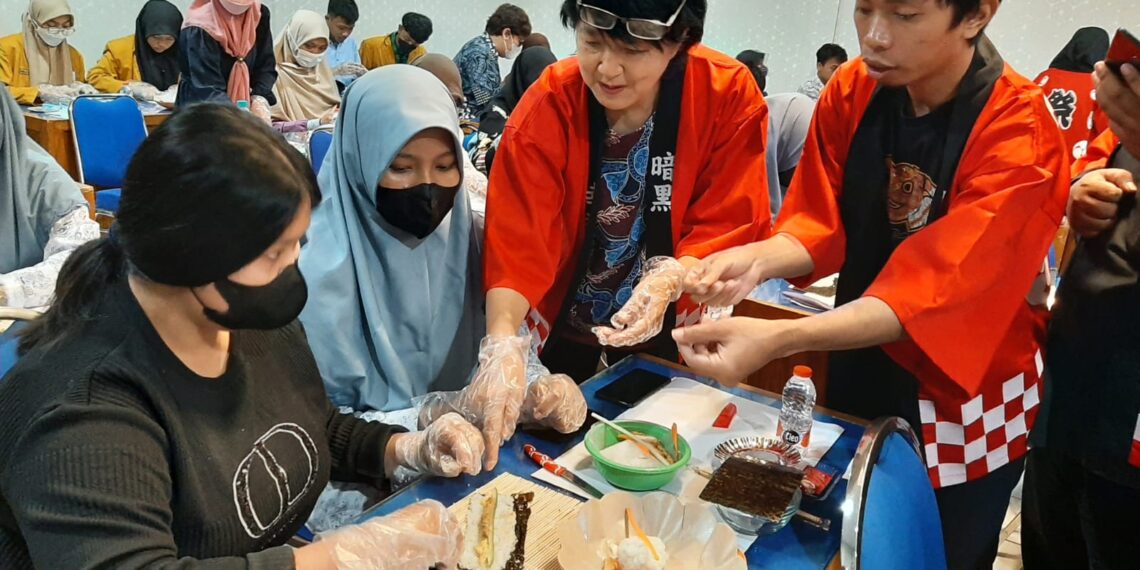 Sensei Michiko sedang memberikan arahan pada salah satu peserta. (ist)