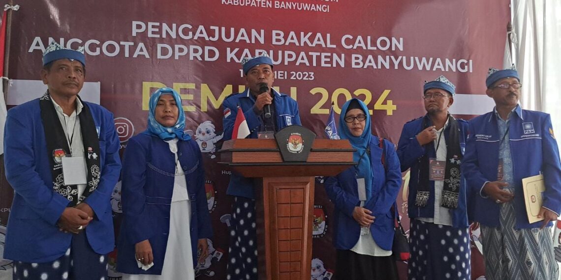 Danu Budiyono didampingi pengurus DPD PAN Banyuwangi memberikan keterangan kepada awak media usai pendaftaran bacaleg