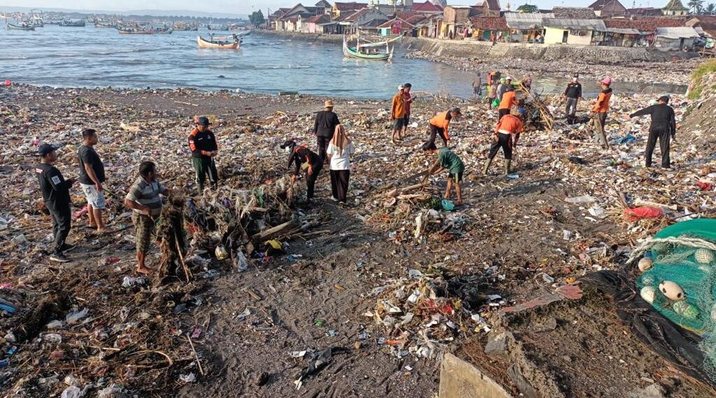Warga Tembokrejo Kompak Kerja Bakti Bersihkan Sampah di Pantai Muncar