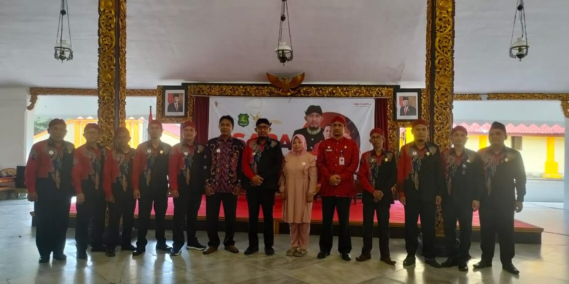 Bupati Fauzi Ajak DPKS Awasi Dunia Pendidikan di Sumenep 1 BERSINERGI: Bupati Sumenep Achmad Fauzi (blangkon hitam) foto bersama Kepala Dinas Pendidikan dan jajaran DPKS di pendopo Keraton Sumenep pada Jum'at (19/5).