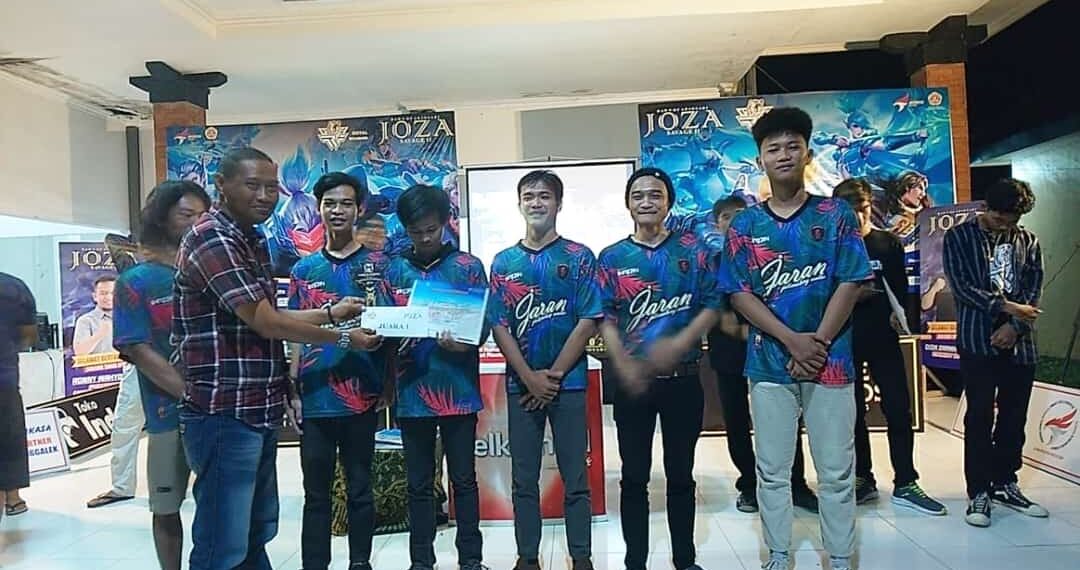 ketua ESI Pacitan menyerahkan hadiah.