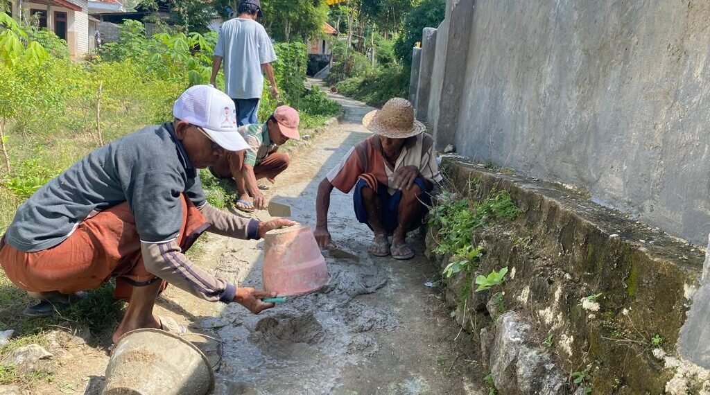 Para warga kompak memperbaiki jalan di dusun bere'leke desa errabu kecamatan bluto (22/05/2023)